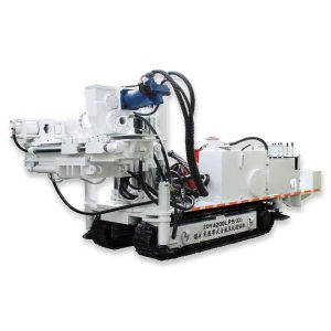 vėžimėlio šone sumontuota visiškai hidraulinė tunelių gręžimo įranga